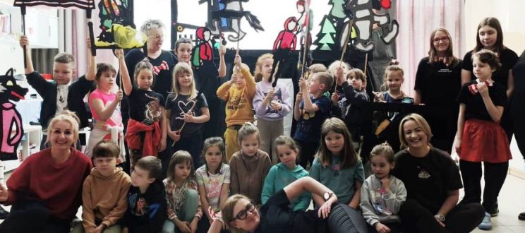 TEATR CIENI „CZERWONY KAPTUREK INACZEJ” GRUPY „TEATRZYK NASZ…MACIE” W PRZEDSZKOLU KORONA W MUROWAŃCU