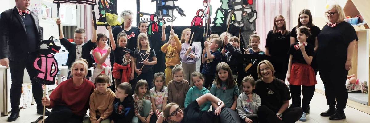 TEATR CIENI „CZERWONY KAPTUREK INACZEJ” GRUPY „TEATRZYK NASZ…MACIE” W PRZEDSZKOLU KORONA W MUROWAŃCU