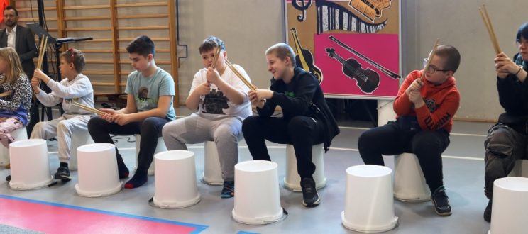 Audycja muzyczna – wiolonczela elektryczna