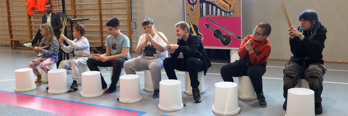 Audycja muzyczna – wiolonczela elektryczna