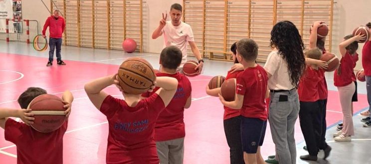 Zajęcia Młodych Sportowców z trenerem koszykówki